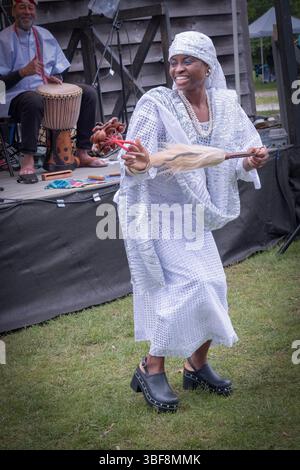 Nigerianische Sängertänzer von African Theater Inc. Treten 202 auf dem Oinkster Festival in Sleepy Hollow, Westchester, New York auf. Stockfoto