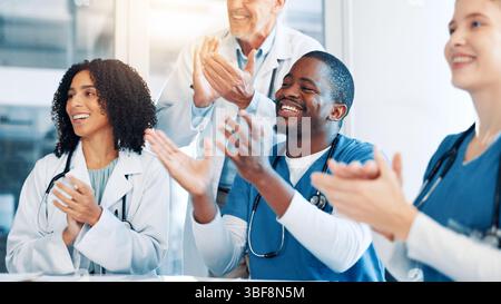 Ärzte, Menschen und Gruppe mit Applaus, Treffen und Unterstützung mit Zielen, Ergebnissen und Feier. Männer, Frauen und Team mit einem Lächeln für Erfolg, Lob Stockfoto