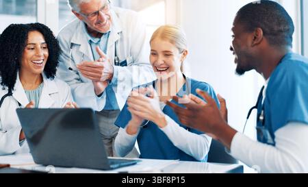 Ärzte, Frau und Team mit Applaus, Laptop und Unterstützung mit Zielen, Ergebnissen und Feier. Leute, Gruppe und Männer mit Krankenschwester für Erfolg, Beförderung Stockfoto