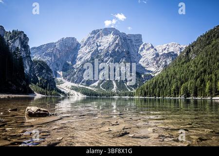 Blick auf den Pragser See, Prags, Südtirol, Dolomiten, Italien, Europa Stockfoto