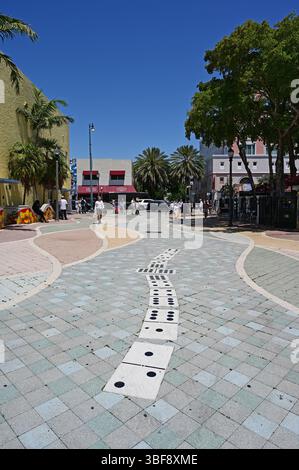 Miami, Florida - 12. April 2025: Bürgersteig im Domino-Stil am Domino Park auf der Calle Ocho im Stadtteil Little Havana an einem klaren, sonnigen Morgen. Stockfoto