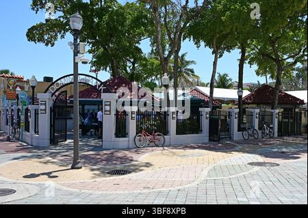 Miami, Florida - 12. April 2025: Domino Park auf der Calle Ocho im Stadtteil Little Havana an einem klaren, sonnigen Morgen. Stockfoto