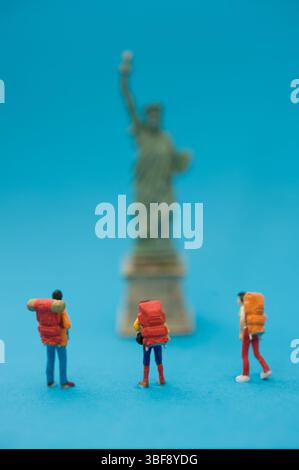 Miniaturreisende vor der Freiheitsstatue, Reisen im USA-Konzept Stockfoto