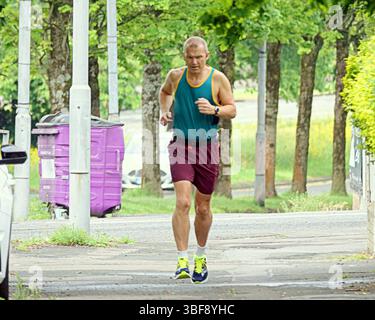 Glasgow, Schottland, Großbritannien. 31. Mai 2025. Wetter in Großbritannien: Nass und trocken in der Stadt, da Einheimische und Touristen auf den Straßen des Stadtzentrums sind. Credit Gerard Ferry/Alamy Live News Stockfoto
