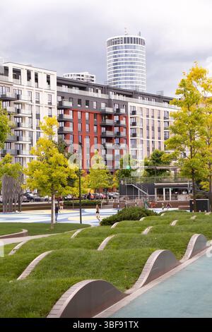 Belgrad, Serbien - 30. Mai 2025: Belgrader Wohngebäude am Wasser mit Kinderspielplatz Stockfoto