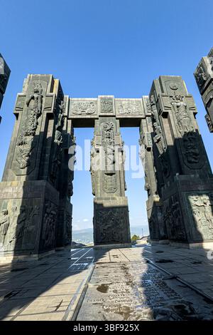Nahaufnahme des Monuments Chronik von Georgien in Tiflis mit Steinsäulen und Reliefs, sonniger Tag, keine Menschen Stockfoto