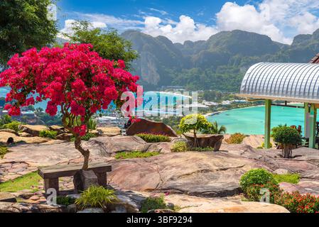 Wunderschöne Sommerszene mit Bergen und türkisfarbenem Meerwasser im Dorf Tonsai, Phi Phi, Thailand Stockfoto