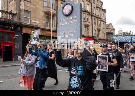Glasgow, Schottland, Großbritannien. 31. Mai 2025. Animal Liberation Scotland hielt eine stille Demonstration zum National Animal Rights Day (NARD) ab. Ziel dieser jährlichen Veranstaltung ist es, Tiere zu ehren, die durch menschliches Handeln gelitten oder gestorben sind, für ihre Rechte einzutreten und das Bewusstsein für die Gewalt, Ausbeutung und Leiden zu schärfen, die Tiere in verschiedenen Industriezweigen ertragen, einschließlich der Lebensmittelproduktion, der wissenschaftlichen Tests und der Unterhaltung. Quelle: Cameron Scott/ZUMA Press Wire/ZUMA Wire/Alamy Live News Stockfoto
