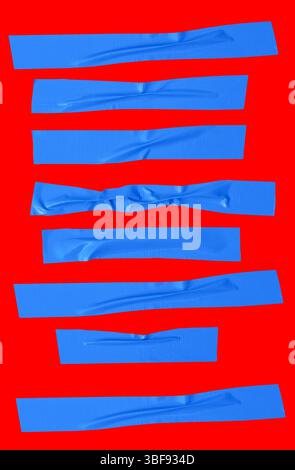 Draufsicht Set aus zerknittertem oder zerknittertem blauem Vinylklebeband oder Stoffband in Streifenform ist auf rotem Hintergrund mit Beschneidungspfad isoliert. Stockfoto