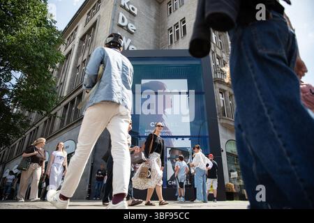 31. Mai 2025, Berlin, Berlin, Deutschland: Am 31. Mai 2025 laufen die Menschen am gehobenen Kaufhaus KaDeWe in Berlin vorbei. Käufer und Touristen bewegen sich entlang der Tauentzienstraße, während Luxusmarkenwerbung die Fassade des storefrontâ dominiert. KaDeWe ist nach wie vor ein Symbol für den High-End-Einzelhandel in der deutschen Hauptstadt, das sich wandelt. (Kreditbild: © Michael Kuenne/PRESSCOV via ZUMA Press Wire) NUR REDAKTIONELLE VERWENDUNG! Nicht für kommerzielle ZWECKE! Stockfoto