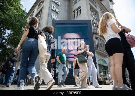 Berlin, Berlin, Deutschland. 31. Mai 2025. Am 31. Mai 2025 laufen die Leute am gehobenen KaDeWe-Kaufhaus in Berlin vorbei. Käufer und Touristen bewegen sich entlang der Tauentzienstraße, während Luxusmarkenwerbung die Fassade der Ladenfront dominiert. KaDeWe ist nach wie vor ein Symbol für den High-End-Einzelhandel in der deutschen Hauptstadt, das sich wandelt. (Kreditbild: © Michael Kuenne/PRESSCOV via ZUMA Press Wire) NUR REDAKTIONELLE VERWENDUNG! Nicht für kommerzielle ZWECKE! Quelle: ZUMA Press, Inc./Alamy Live News Stockfoto