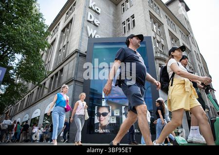 Berlin, Berlin, Deutschland. 31. Mai 2025. Am 31. Mai 2025 laufen die Leute am gehobenen KaDeWe-Kaufhaus in Berlin vorbei. Käufer und Touristen bewegen sich entlang der Tauentzienstraße, während Luxusmarkenwerbung die Fassade der Ladenfront dominiert. KaDeWe ist nach wie vor ein Symbol für den High-End-Einzelhandel in der deutschen Hauptstadt, das sich wandelt. (Kreditbild: © Michael Kuenne/PRESSCOV via ZUMA Press Wire) NUR REDAKTIONELLE VERWENDUNG! Nicht für kommerzielle ZWECKE! Quelle: ZUMA Press, Inc./Alamy Live News Stockfoto