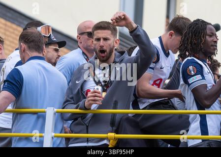 Guglielmo Vicario, Torhüter, bei der Tottenham Hotspur UEFA Europa League Open Top Bus Siegesparade in Edmonton Green, London, Großbritannien Stockfoto