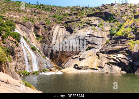 Der Fluss Xallas bildet den Ezaro-Wasserfall, ein kleines verstecktes Juwel in einer bezaubernden Ecke. Stockfoto