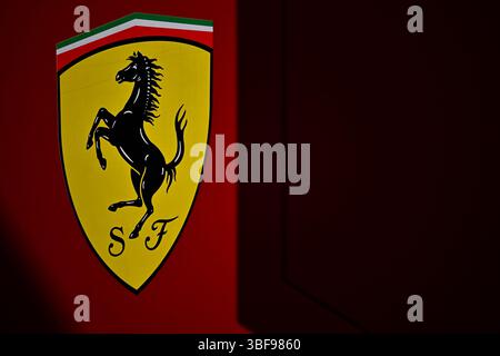 BARCELONA, SPANIEN - MAI 31: Eine allgemeine Ansicht des Ferrari-Logos während des Qualifyings vor dem Großen Preis von F1 Aramco von Spanien auf dem Circuit de Barcelona-Catalunya am 31. Mai 2025 in Barcelona, Spanien. (Foto: Vince Mignott/Alamy Live News) Stockfoto