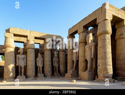 Luxor Tempel, Luxor, Ägypten. Luxor Temple ist ein großer antike ägyptischer Tempelkomplex am Ostufer des Nils in der Stadt, die heute als Luxor (antike Theben) bekannt ist und um 1400 v. Chr. erbaut wurde. In der ägyptischen Sprache war es als ipet resyt bekannt, „das südliche Heiligtum“. Er war einer der beiden wichtigsten Tempel am Ostufer, der andere war Karnak. Im Gegensatz zu den anderen Tempeln in Theben ist der Luxor-Tempel weder einem Kultgott noch einer vergöttlichten Version des Pharaos im Tod gewidmet. Stattdessen widmet sich der Tempel von Luxor der Verjüngung des Königtums. Stockfoto