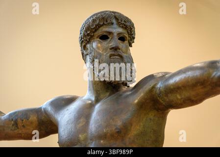 Bronzestatue von Zeus oder Poseidon im Meer von kap Artemision im Norden Euböas. Der Gott, der in großem Schritt dargestellt wird, streckt seinen linken Arm vor seinen Körper, während er einen Blitz oder Dreizack in seiner rechten Hand hält. Seine Identifikation als Zeus oder Poseidon ist umstritten, wobei erstere wahrscheinlicher ist. Ca. 460 v. Chr. Stockfoto