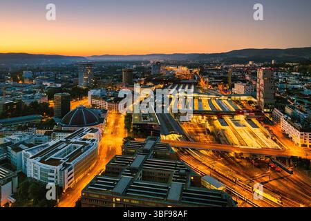 Basel, Frühling, Schweiz, Baselstadt, Skyline, Kanton Baselstadt, Sonnenaufgang, Morgenstimmung, Sonnenaufgang, Bahnhof, Markthalle Stockfoto