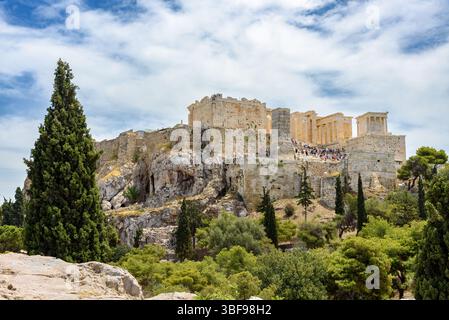 Die Akropolis, Athen, Griechenland. Vom Areopagus-Hügel die Athenische Akropolis - eine Sammlung von Strukturen mit einer Zitadelle auf dem höchsten Teil des Landes im antiken (und modernen) Athen, Griechenland. Im 5. Jahrhundert v. Chr. wurden viele bemerkenswerte Bauwerke errichtet, darunter die Propyläen, das Erechtheion und der Tempel der Athena. Der Tempel ist auch bekannt als Parthenon, der von der göttlichen Athena Partheno abgeleitet ist. Stockfoto