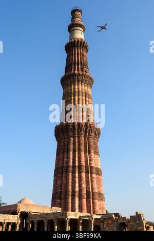 Qutub Minar der Qutub Minar ist ein hoch aufragendes Minarett und ein Siegturm, der Teil des historischen Qutb-Komplexes ist. Er befindet sich in Mehrauli, Süd-Delhi, an der Stelle von Lal KotÑthe, der ältesten befestigten Stadt Delhis, die ursprünglich von den Tomar Rajputen errichtet wurde. Heute UNESCO-Weltkulturerbe und wurde hauptsächlich zwischen 1199 und 1220 erbaut. Der Qutub Minar erhebt sich eindrucksvoll mit 399 Stufen und ist eines der meistbesuchten und dauerhaften Denkmäler Delhis, ein eindrucksvolles Symbol der geschichteten Vergangenheit der Stadt. Stockfoto