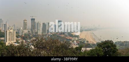 Panoramablick auf Mumbai, Indien, fotografiert von der Pramod Navalkar Viewing Gallery, zeigt Chowpatty Beach, Marine Drive und die Luftqualität, die Mumbai berühmt macht als die zweitgrößte Stadt der Welt. Stockfoto