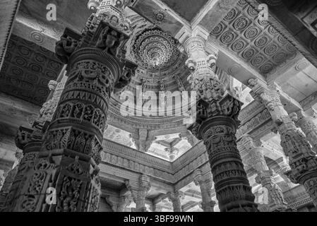 Inneres des Ranakpur Jain Tempels, Ranakpur, Rajasthan, Indien der Tempel wurde im 15. Jahrhundert aus weißem Marmor erbaut und hat 1444 aufwändig geschnitzte Säulen. Der Bau des Tempels begann im 15. Jahrhundert, initiiert von einem lokalen Jain-Kaufmann namens Dhanna Seth, der von einer göttlichen Vision inspiriert wurde. Heute ist der Ranakpur Tempel eines der größten und bedeutendsten Denkmäler der Jain Architektur und spirituellen Erbe. Stockfoto