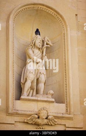 Christliche Statue von Johannes dem Täufer in einer Nische an der Fassade der Kirche St. Theresia, Via Giuseppe Libertini, Lecce, Apulien, Italien, Stockfoto