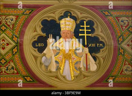 Papst Leo XIII. (Italienisch Leone XIII.; geb. Gioacchino Vincenzo Raffaele Luigi Pecci; 2. März 1810–20. Juli 1903) war vom 20. Februar 1878 bis zu seinem Tod im Juli 1903 Leiter der katholischen Kirche. Er hatte die viertlängste Herrschaft eines jeden Papstes, hinter denen Petrus des Apostels, Pius IX. (Seinem unmittelbaren Vorgänger) und Johannes Paul II.. Dekoration in einer Kirche, Nardo, Apulien, Italien Kathedrale Santa Maria Assunta Stockfoto