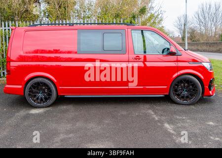 Seitenansicht hellroter LWB Volkswagen VW Transporter T6 T6.1 Wohnmobil Stockfoto