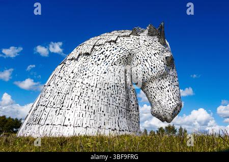Die Kelpies Pferdekopf-Stahlskulptur, entworfen von Andy Scott unter einem blauen Himmel in Falkirk Schottland Stockfoto