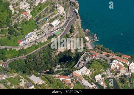 Blick auf das koasale Land der Amalfiküste von San Lazzaro über Amalfi Stadt. Kurvige Küstenstraßen. Stockfoto