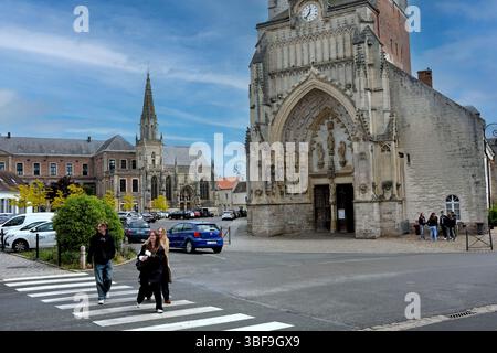 Montreuil-sur-Mer im Pas-de-Calais. La Place Gambetta mit der katholischen Abbatiale Saint-Saulve, einer Kirche von Montreuil und dem Dom von St. Nicolas Stockfoto