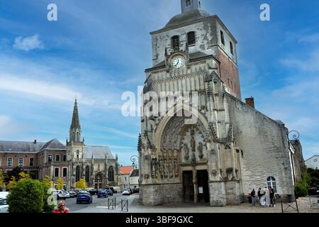 Montreuil-sur-Mer im Pas-de-Calais. La Place Gambetta mit der katholischen Abbatiale Saint-Saulve, einer Kirche von Montreuil und dem Dom von St. Nicolas Stockfoto
