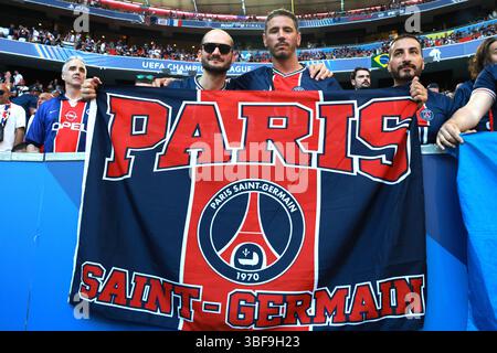 München, Deutschland. 31. Mai 2025. Anhänger der PSG während des Champions League-Finales 2024/2025 zwischen PSG und Internazionale im Münchner Fußballstadion am 31. Mai 2025. Quelle: Insidefoto/Alamy Live News Stockfoto