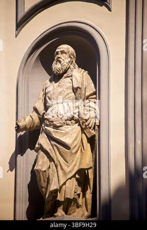 Die Statue San Paolo Maggiore in einer Nische an der Fassade von San Paolo Maggiore ist eine Basilika in Neapel, Süditalien, und die Grabstätte des Heiligen Cajetan, dem Gründer der Theatinen. Es liegt an der Piazza Gaetano, etwa 1-2 Blocks nördlich der Via dei Tribunali. Stockfoto