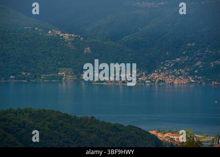 Blick über das Piemont von Chiesa San Martino in Montegrino Valtravaglia auf die gegenüberliegende Seite des Lago Maggiore, Norditalien. Cannero Riviera ist eine Gemeinde in der Provinz Verbano-Cusio-Ossola in der italienischen Region Piemont. Die Siedlung liegt am Westufer des Lago Maggiore Stockfoto