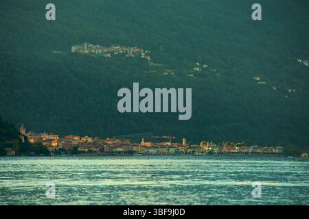 Blick in die Abenddämmerung über den Lago Maggiore von Maccagno in Richtung Cannobio, Provinz Verbano-Cusio-Ossola Italien Stockfoto
