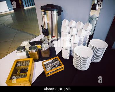 Komplette Kaffee- und Teestation für Konferenzen oder Hotelverpflegung Stockfoto