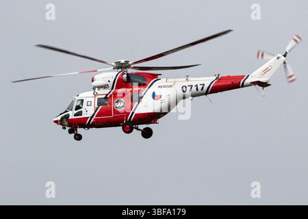 Tschechische Luftwaffe PZL W-3 Sokol Rettungshubschrauber fliegt durch einen Regensturm. Sanicole, Belgien - 10. September 2022 Stockfoto