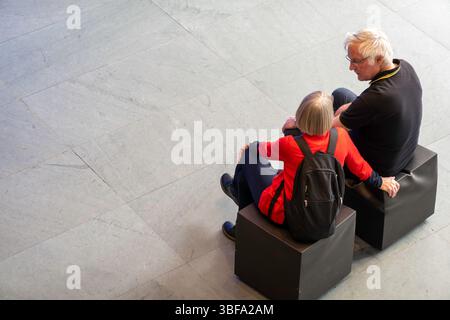 Ein reifes Paar, das das Museum of Modern Art, 2025, New York City, USA, genießt Stockfoto