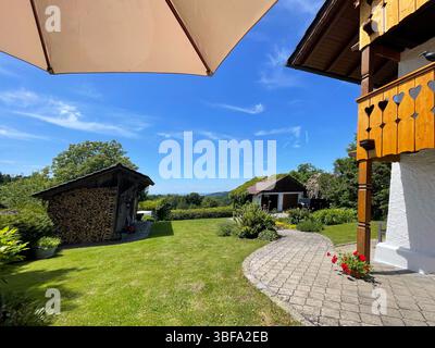 Sommerblick in den Bayerischen Wald bei Deggendorf mit einem traditionellen Bauernhof im Vordergrund, Niederbayern, Deutschland, Europa. Foto von Matheisl Stockfoto