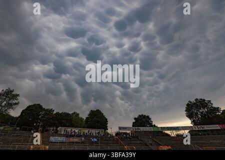 Am Nachmittag kommt es zu Regen im Siegerland. Mammatus-Wolken am Himmel ueber dem Siegener Leimbachstadion. Im Vordergrund eine Tribuene. Fruehling Frühling im Siegerland am 31.05.2025 in Siegen/Deutschland. *** Nachmittags kommt es zu Regen im Siegerland Mamma Wolken am Himmel über dem Siegen Leimbachstadion im Vordergrund ein Tribun-Frühlingsbrunnen im Siegerland am 31 05 2025 in Siegen Deutschland Stockfoto