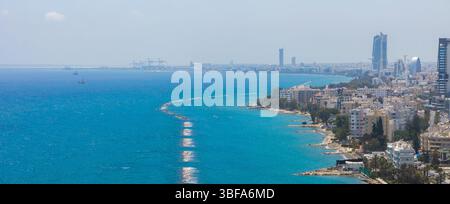 Luftaufnahme der Stadt Limassol und der Mittelmeerküste in Zypern Stockfoto
