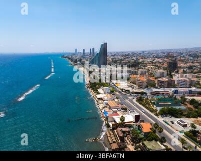 Luftaufnahme der Stadt Limassol und der Mittelmeerküste in Zypern Stockfoto