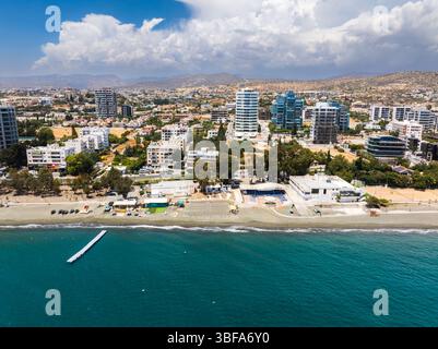 Blick aus der Vogelperspektive auf die Stadt Limassol und die Mittelmeerküste Stockfoto