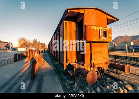 Borgo San Dalmazzo, Cuneo, Italien. Das Deportationsdenkmal mit den alten Zugwagen aus dem 2. weltkrieg. Stockfoto