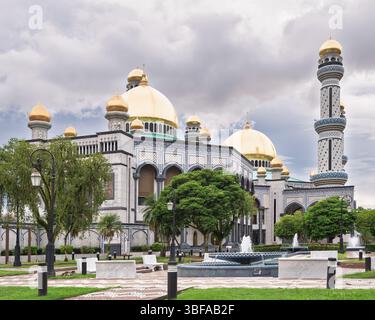 Atemberaubende Architektur der Jame' ASR Hassanil Bolkiah Moschee in Bandar Seri Begawan, Brunei. Die goldene Kuppel glitzert unter einem farbenfrohen Himmel und schafft eine friedliche Atmosphäre Stockfoto
