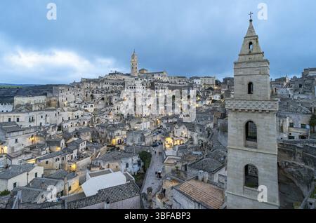 Panoramablick auf Sassi di Matera in der Abenddämmerung, Sasso Barisano, Basilicata, Italien, Europa Stockfoto