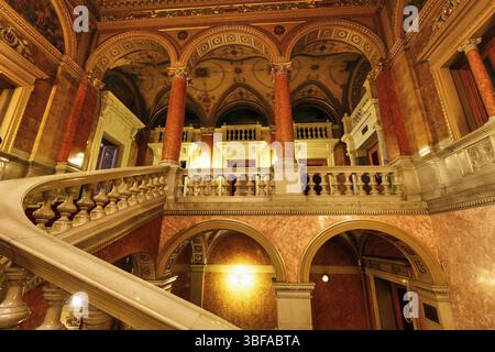 Ungarische Staatsoper, Treppe, Blick nach oben, Blick nach innen, Budapest, Ungarn, Europa Stockfoto