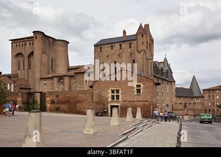FRANKREICH, ALBI - AUGUST 09: Touristen in der Nähe der Kirche Saint Cecile in der Stadt Albi, Frankreich am 09. August 2014 Stockfoto